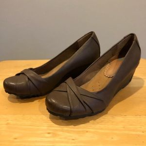 Yuu Women's Brynn Wedge Heel Size 6M